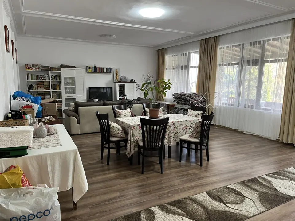 Două livinguri spațioase · Fotografie 1